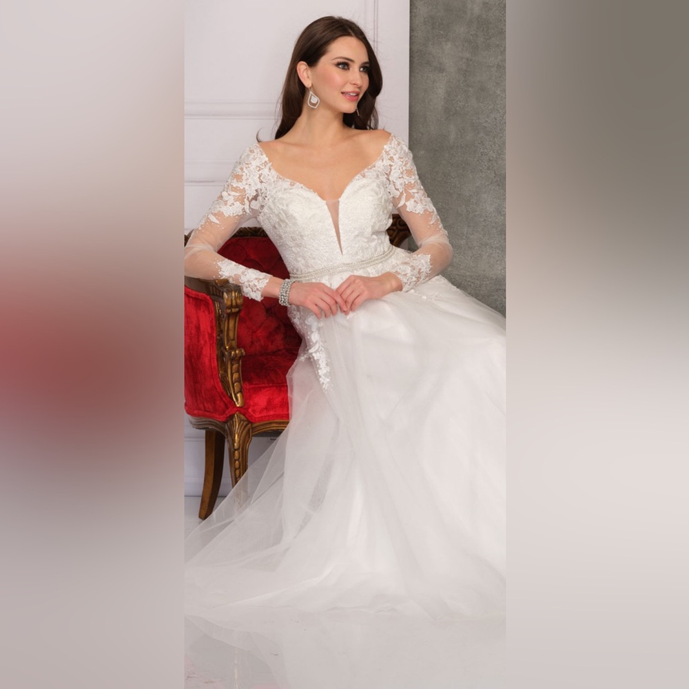 Elegant White Lace Long Sleeve Dress.  Size 12.  P921